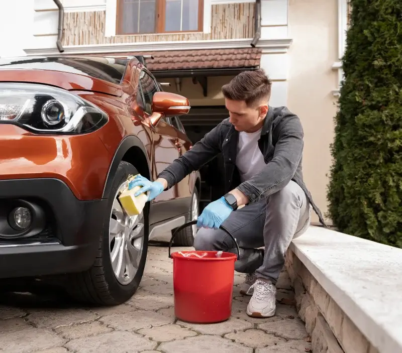 Lavage auto à domicile Igoville : professionnel intervenant sur un véhicule